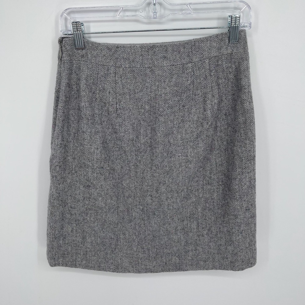 Talbots Women's Gray Herringbone Wool Blend Scalloped Button Mini Skirt Size 2P - Picture 2 of 5